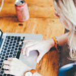 Maioria dos consumidores pesquisa informações, opiniões e compara preços na internet