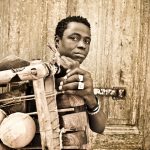 Músico e compositor Kimi Djabaté (Guiné-Bissau) atua na Praça da Juventude