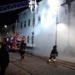 Duas dezenas de operacionais combateram incêndio em antigo imóvel do IVV