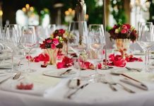Casos positivos em Sepins depois de participação em casamento com 200 pessoas