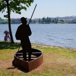 Instalações artísticas colocadas nas margens da Pateira evocam pescadores