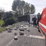 Camião, carregado de pedra, despistou-se na Pedrulha