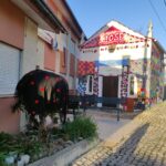 Capela de São José, em Ventosa do Bairro, ornamentada em crochet