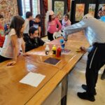 Mais de 50 crianças aprenderam técnicas de pintura abstrata no Cineteatro Messias
