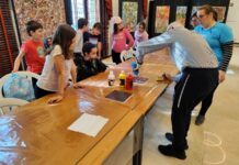 Mais de 50 crianças aprenderam técnicas de pintura abstrata no Cineteatro Messias