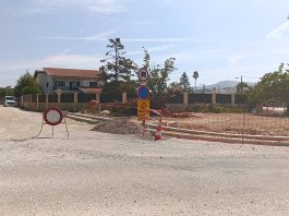 Moradores na Rua de Santo António, na Mealhada, protestam contra obra em atraso