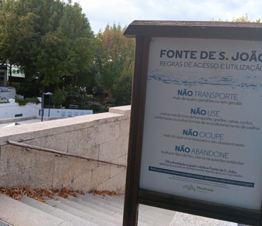 Acumulação de garrafões na Fonte de São João, em Luso, preocupa executivo